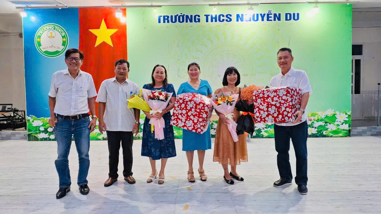 Nhà trường trao quà tặng cho thầy cô nghỉ hưu