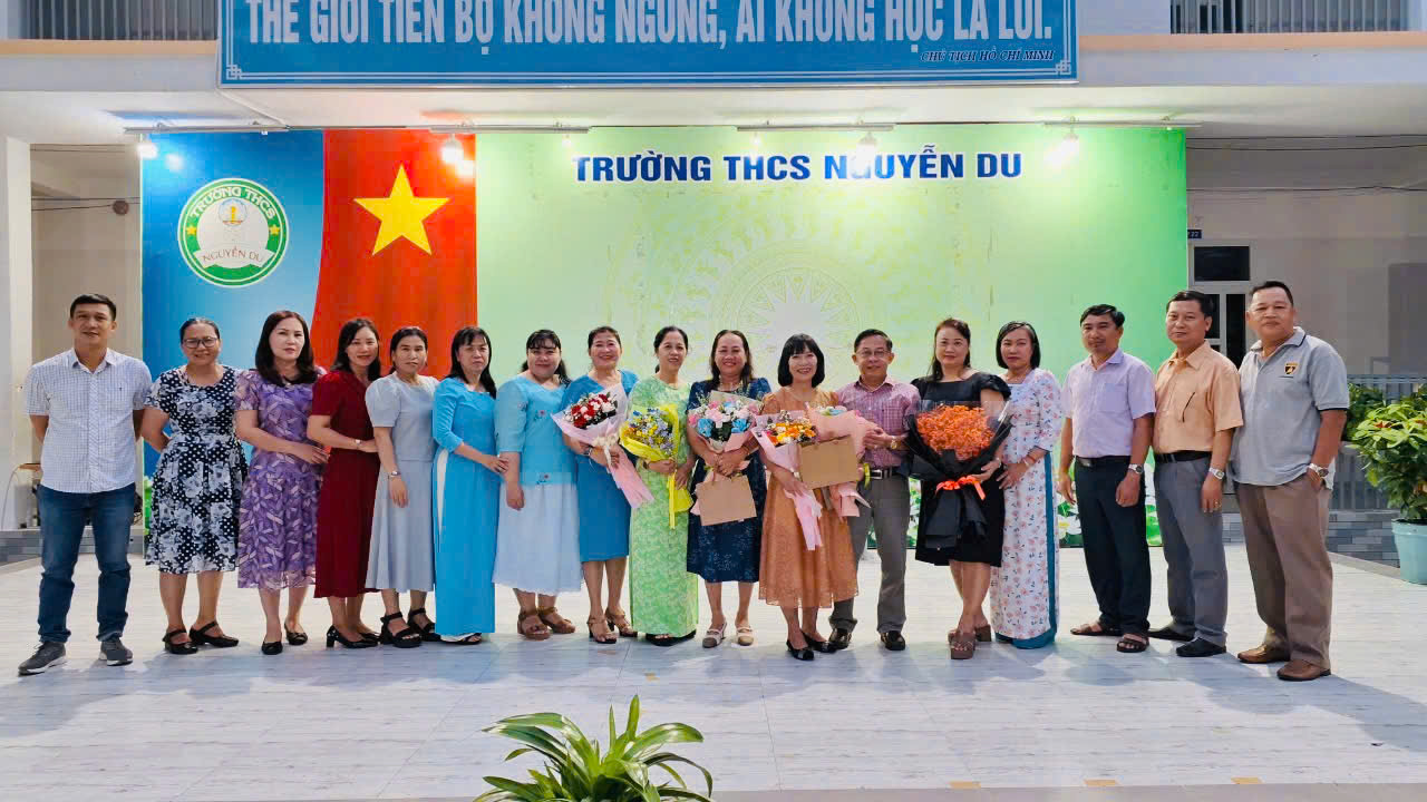 Tổ KHTN chia tay hai cô giáo về hưu